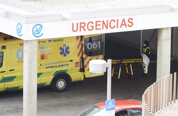 Archivo - Aparcamiento de Urgencias del Hospital Universitario Marqués de Valdecilla.