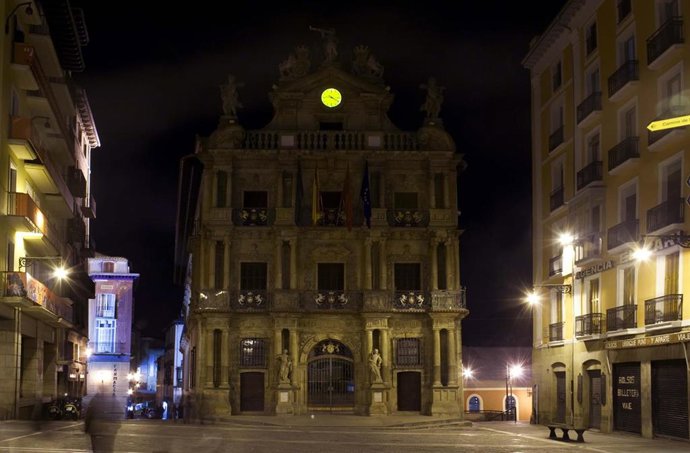 El Ayuntamiento de Pamplona apaga su iluminación para sumarse a la 'Hora del Planeta'