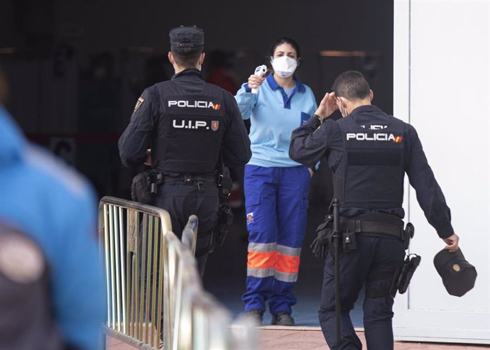 Policías nacionales acceden a un centro de vacunación habilitado en Sevilla