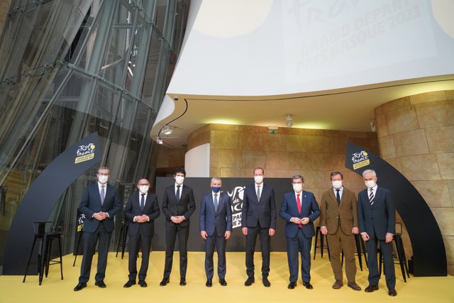 Presentación de las tres etapas del Tour de Francia, que partirá de Bilbao, con la presencia del Lehendakari, Iñigo Urkullu, el director del Tour, Christian Prudhomme, y diferentes representantes institucionales vascos