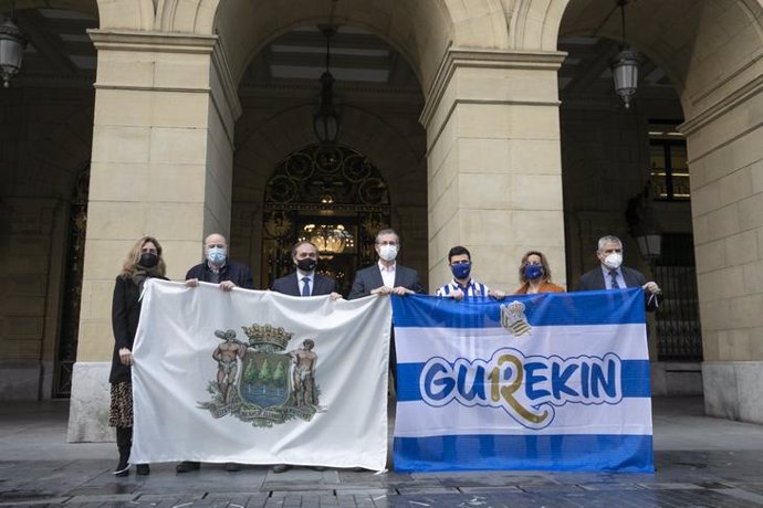 La Diputación entrega la bandera de Gipuzkoa a la Real Sociedad para la final de la Copa del Rey