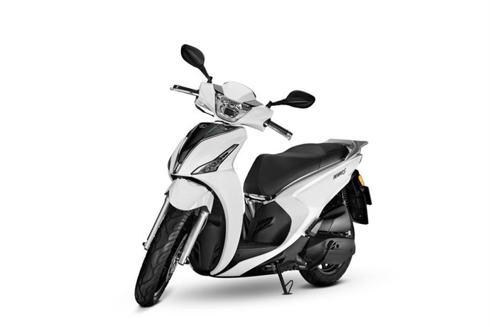 Kymco actualiza su People S 125, que incluye un nuevo sistema de iluminación full LED.