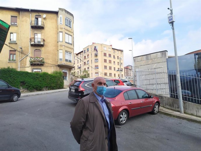 El concejal de Seguridad Ciudadana y Protección Civil de Barakaldo, Ángel Madrazo, junto a una de las cámaras instaladas.