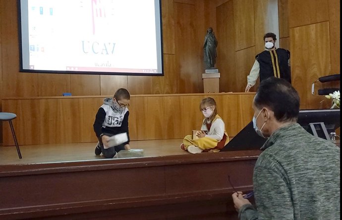 Ensayos de las escenas de la vida de Santa Teresa que se representarán en el congreso dedicado a los 50 años de su doctorado.