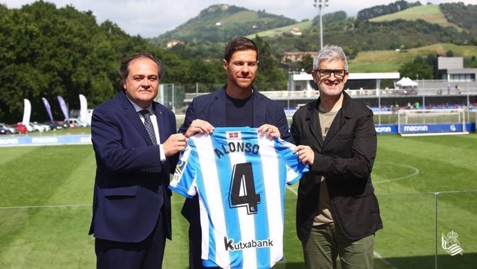 Archivo - Xabi Alonso junto al presidente de la Real Sociedad, Jokin Aperribay, y el director de fútbol, Roberto Olabe el día de su fichaje por el Sanse