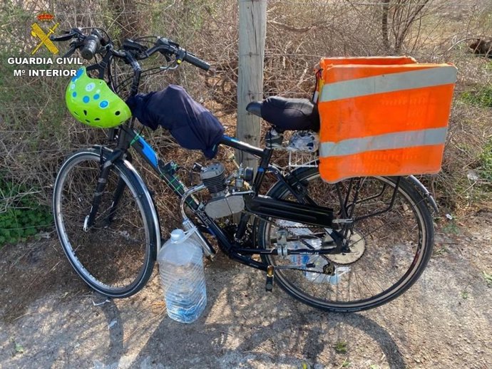 La Guardia Civil de Tráfico intercepta una bicicleta circulando con un motor de ciclomotor instalado