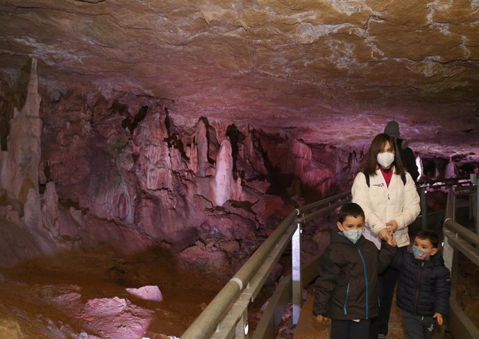 Archivo - La Cueva De Los Franceses Ofrece A Los Visitantes, A Parte De La Visita, Actividades Para Los Niños Que Acudan A Verla