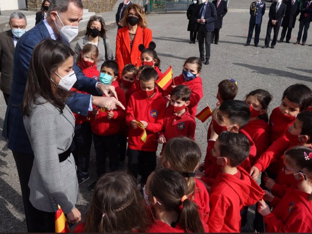 Los Reyes durante su visita a un colegio en Andorra