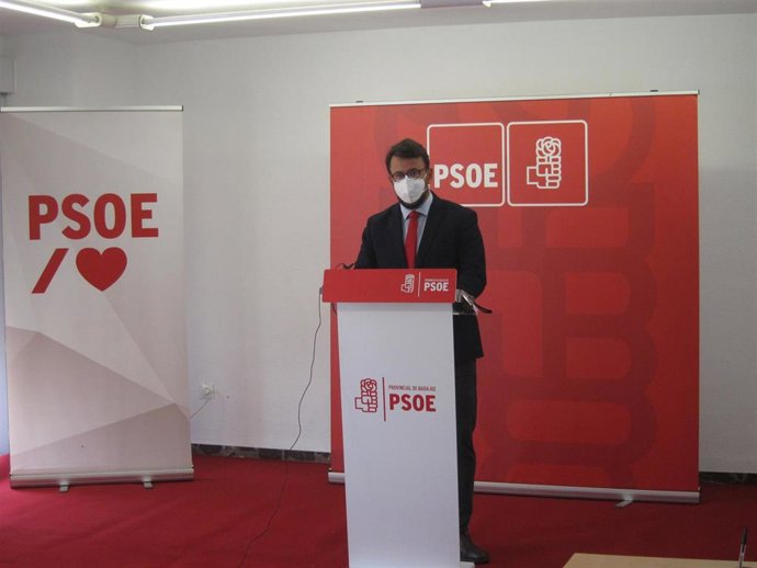 El secretario del PSOE provincial de Badajoz, Rafael Lemus, en rueda de prensa