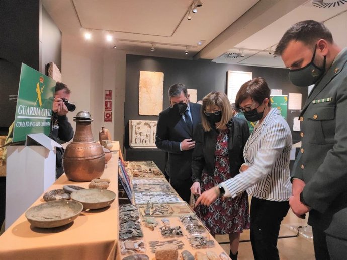 La directora general de la Guardia Civil, María Gámez (segunda por la dcha.), y el viceconsejero de Cultura y Patrimonio Histórico, Alejandro Romero (al fondo), contemplan las piezas recuperadas.