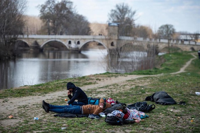 Archivo - Imagen de archivo de varios migrantes.