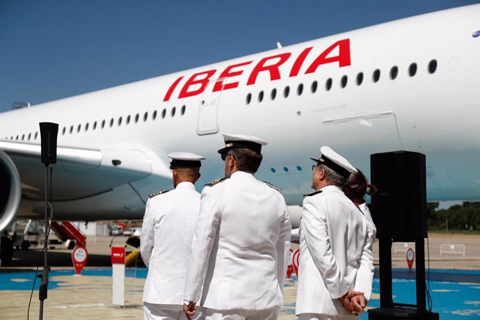 Archivo - Parte del equipo de la tripulación de Iberia, junto al nuevo avión de la aerolínea, A350,  bautizado como 'Juan Sebastián Elcano', en honor al marino español, presentado en las instalaciones de Iberia, próximas al aeropuerto Madrid-Barajas.