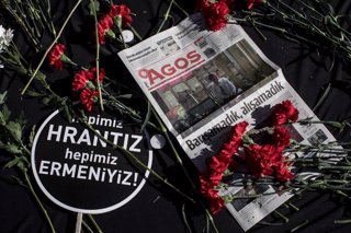 Archivo - Tributo floral en recuerdo al periodista Hrant Dink tras su asesinato en Turquía
