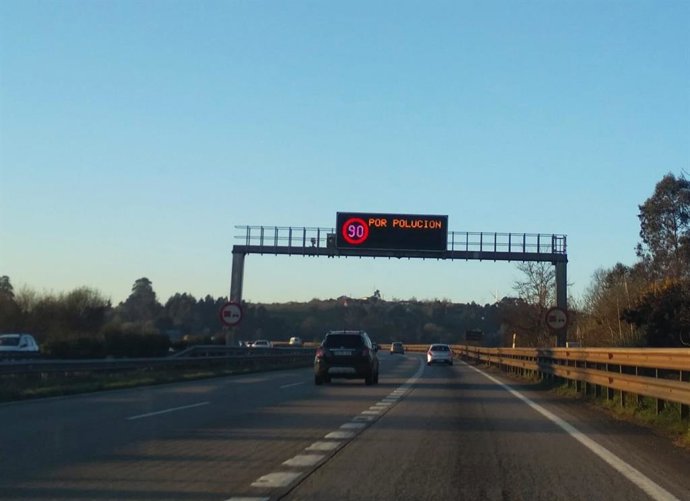 Archivo - Velocidad limitada a 90 kilómetros por hora por el protocolo de contaminación.