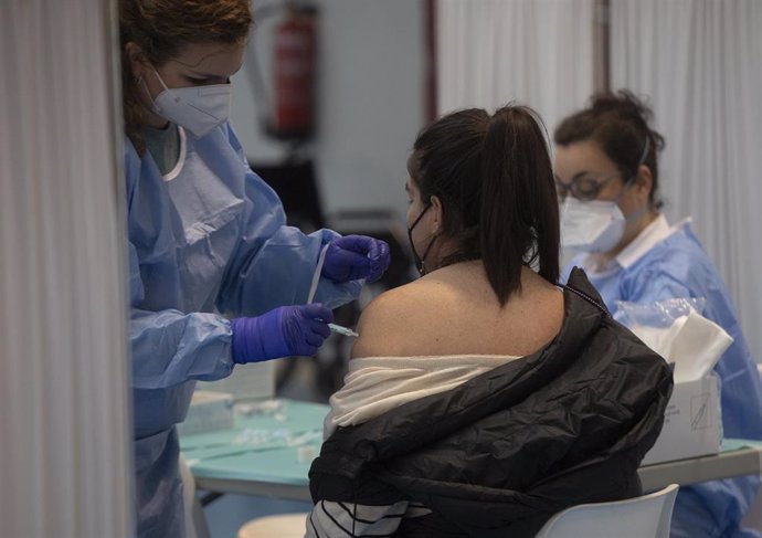 Una mujer recibe una dosis de la vacuna contra la COVID-19 de AstraZeneca en Sevilla (Andalucía, España), a 24 de marzo de 2021.
