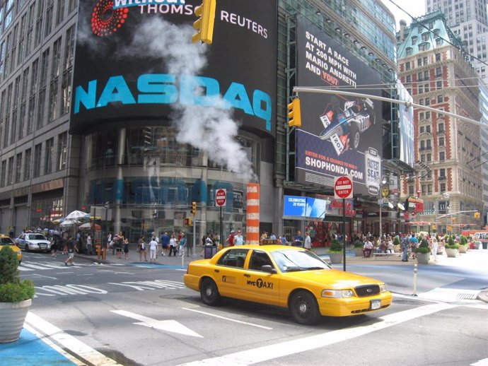 Archivo - Cartel del Nasdaq en Times Square, Nueva York