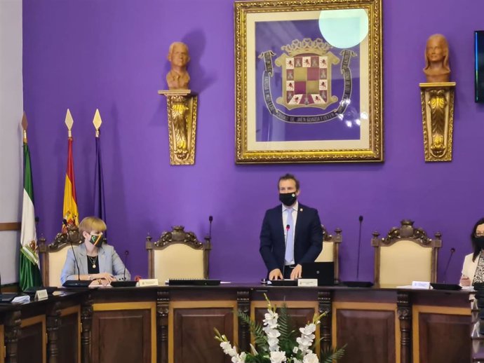El alcalde de Jaén durante la lectura de la declaración institucional