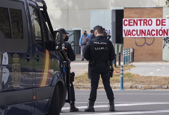 Policías nacionales acceden al centro de vacunación habilitado en los Bermejales, donde recibirán la primera dosis de la vacuna Astrazeneca contra la Covid-19. En Sevilla (Andalucía, España), a 03 de marzo de 2021.