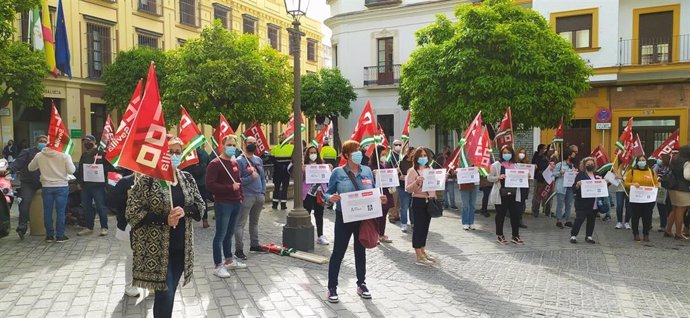 Concentración del sector de limpieza ante la Delegación del Gobierno de la Junta en Sevilla 