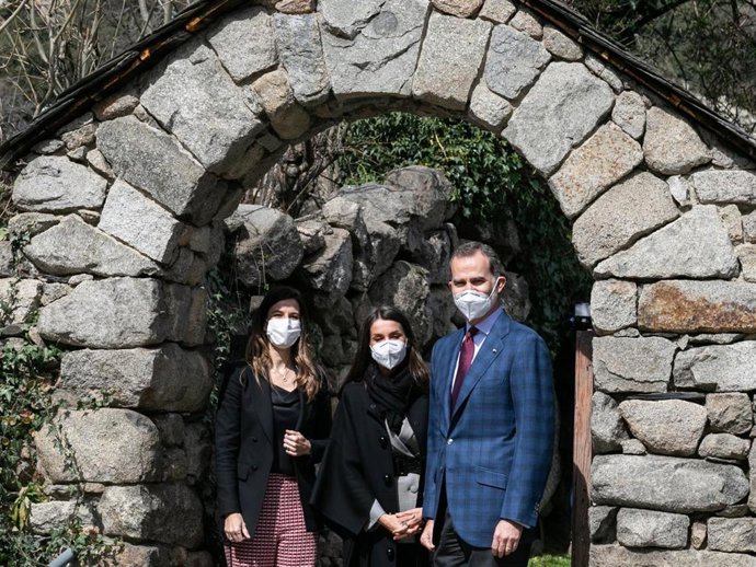 El Rey Felipe VI y la Reina Letizia durante su visita a la iglesia románica de Santa Coloma
