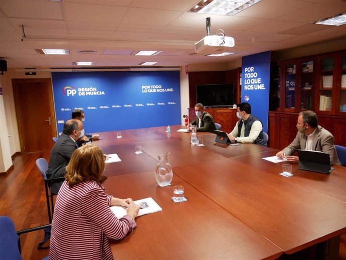 Reunión de los responsables del Partido Popular y los tres diputados libres de la Asamblea Regional