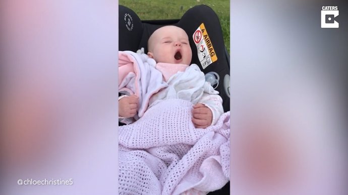 Esta bebé de cinco meses se despierta a sí misma hablando en sueños