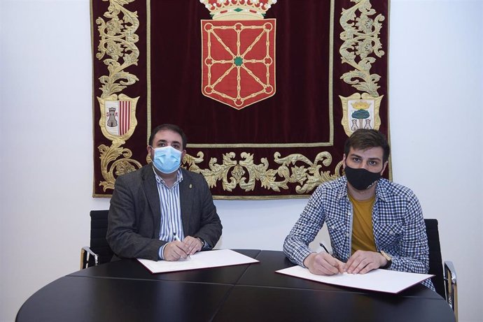 Unai Hualde y Juan Gutiérrez en la firma del convenio