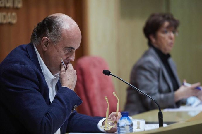 El viceconsejero de Salud Pública y Plan COVID-19 de la Comunidad de Madrid, Antonio Zapatero (i), y la directora general de Salud Pública, Elena Andradas (d), durante una rueda de prensa, en Madrid, (España), a 18 de marzo de 2021. 