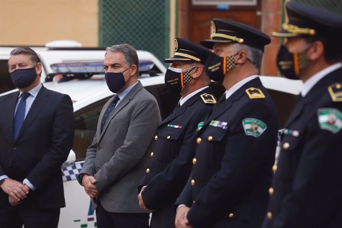 El consejero de la Presidencia, Administración Pública e Interior, Elías Bendodo, en la Jefatura de Policia Local de Málaga