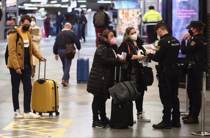 Agentes de la Policía Nacional piden justificantes durante controles de movilidad en la estación de tren de Atocha, en Madrid (España), a 26 de marzo de 2021.