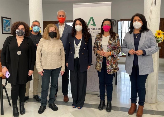 La consejera de Igualdad, Políticas Sociales y Conciliación, Rocío Ruiz, visita Almuñécar (Granada)