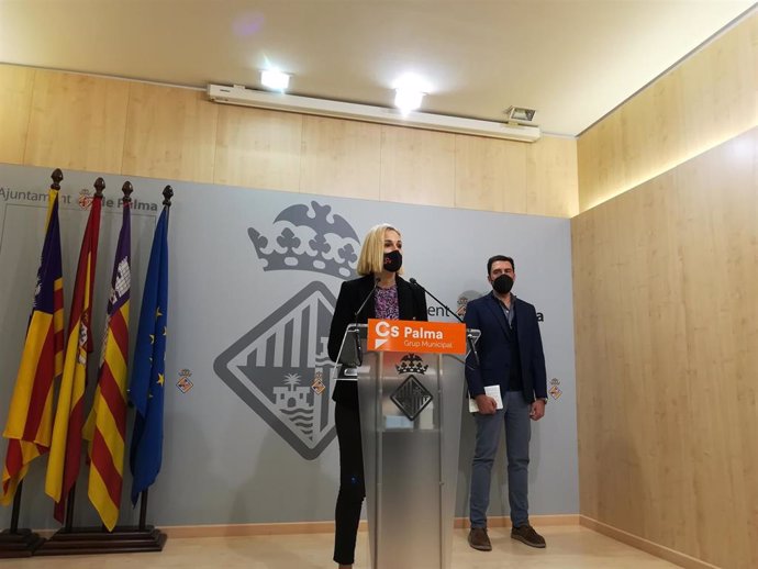 La portavoz del grupo municipal de Ciudadanos (Cs) en el Ayuntamiento de Palma, Eva Pomar, y el regidor de la formación Alex Escriche.