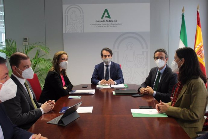 Reunión en Alcalá de Guadaíra, con el viceconsejero de Fomento, Mario Muñoz-Atanet, y la alcaldesa del municipio, Ana Isabel Jiménez
