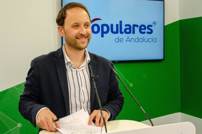 El portavoz de Empleo del PP en el Parlamento de Andalucía, Erik Domínguez, este viernes en rueda de prensa.