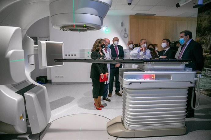 El jefe del Ejecutivo autonómico, Emiliano García-Page, visita el nuevo acelerador lineal del servicio de Oncología Radioterápica instalado en el Hospital General Universitario de Ciudad Real.