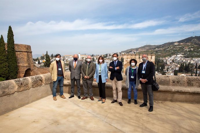 El Patronato de la Alhambra y Generalife recupera a partir de este viernes los dos accesos a los Palacios Nazaríes por la esquina noroeste de la plaza del Palacio de Carlos V tras una inversión de 699.398 euros.