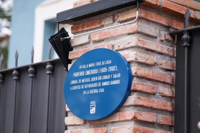 El Ayuntamiento De Málaga Informa: La Placa De Porfirio Smerdou En La Antigua Villa Maya, Primera Del Plan Málaga Hace Historia En Lugares Relevantes O Vinculados A Personajes Ilustres