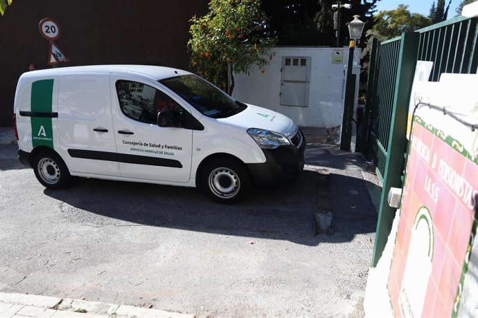 Archivo - Imagen de archivo de la llegada de la furgoneta de la Junta de Andalucía con la vacuna de la Covid- 19, a una residencia de mayores