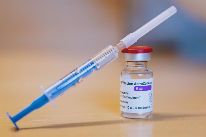 Archivo - 18 February 2021, Austria, Kaprun: An AstraZeneca COVID-19 vaccine vial and a syringe at a vaccination center. Photo: -/APA/dpa