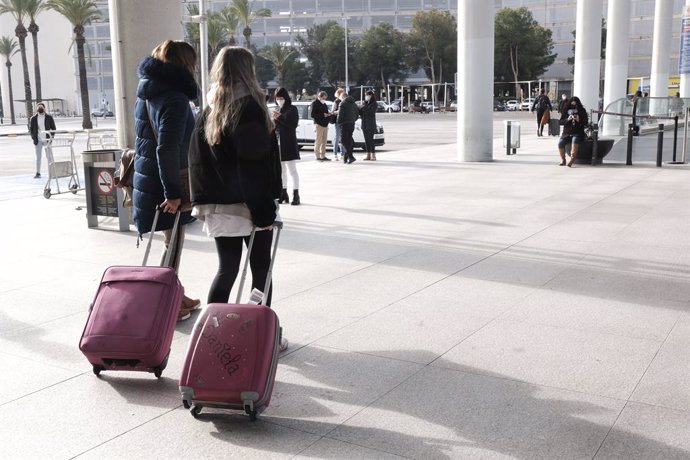 Archivo - Pasajeros con maletas en el aeropuerto de Palma.