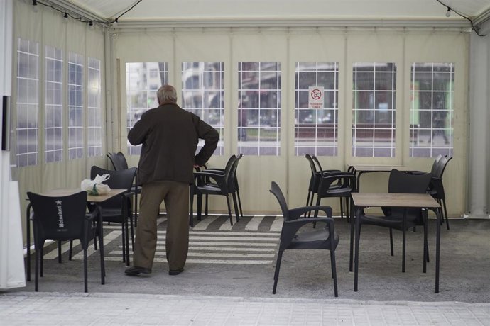 Archivo - Un cliente en una terraza de Pamplona, Navarra (España), a 26 de noviembre de 2020