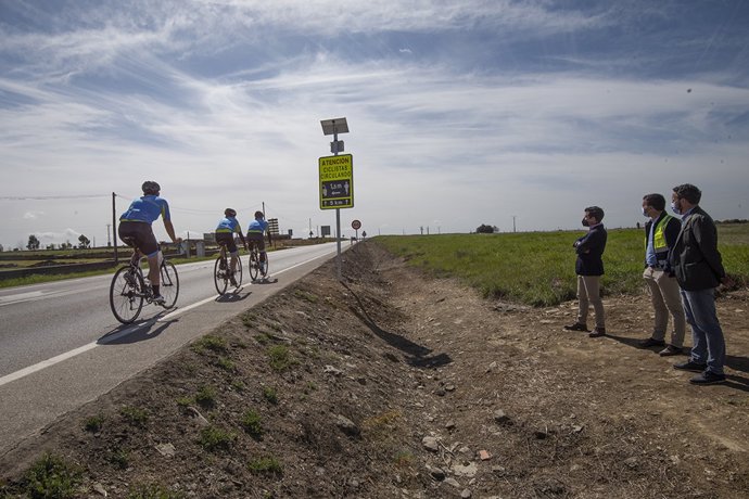 La carretera provincial que une Cáceres y Casar ya cuenta con un sistema de detección de ciclistas para evitar accidente