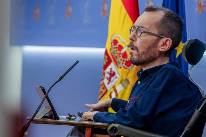 El portavoz de Unidas Podemos en el Congreso, Pablo Echenique, interviene en una rueda de prensa posterior a la Junta de Portavoces en el Congreso de los Diputados, en Madrid (España), a 9 de marzo de 2021.