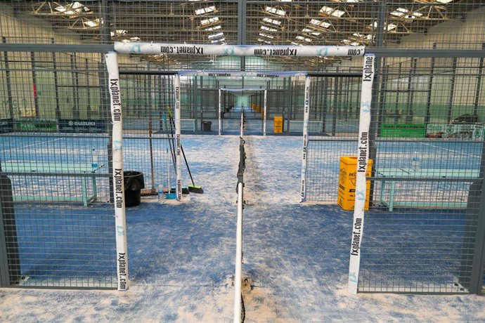 Archivo - Pistas vacías del Club de Pádel K7 de Valencia