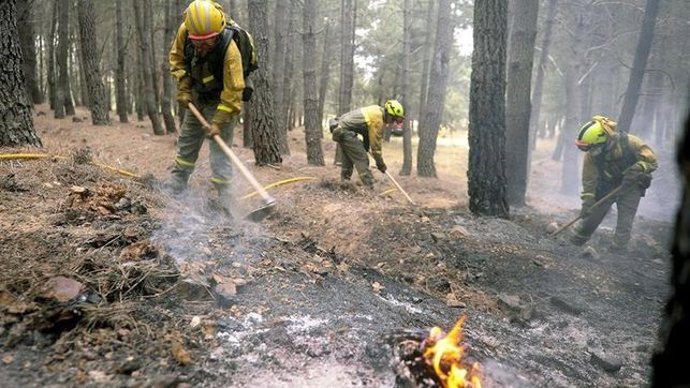 Archivo - Trabajadores de Geacam apagan un fuego