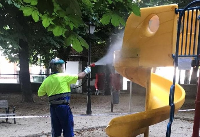 Operario desfintecta un tobogán en Segovia.
