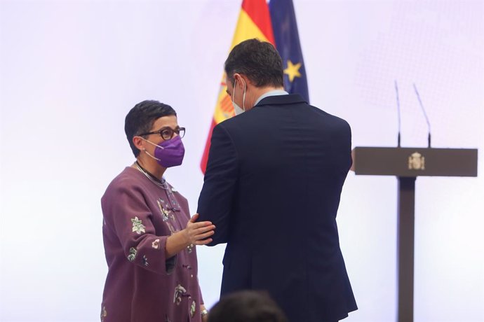 La ministra de Asuntos Exteriores, Unión Europea y Cooperación, Arancha González Laya, agarra del brazo al presidente del Gobierno, Pedro Sánchez, en el acto de presentación de la Guía de la Política Exterior Feminista, con la que España sigue los pasos