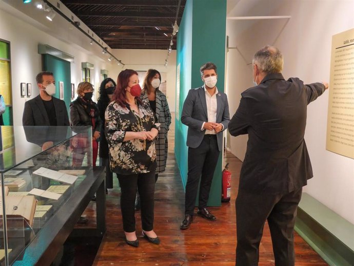 Autoridades políticas en la visita a la exposición sobre el centenario de Pérez Galdós en la sala Cabrera Pinto de La Laguna