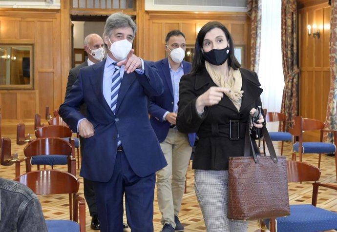 La alcaldesa de Santander, Gema Igual, presenta el curso 'Cadera en el tenis', junto al doctor Ángel Ruiz-Cotorro