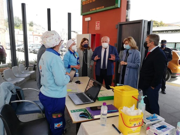 Aguirre (centro), en su visita al punto de vacunacion de Montoro.